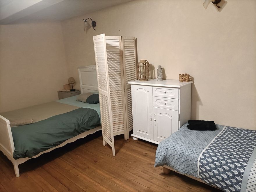 Chambre 1  (1lit double et 2 lits simples )